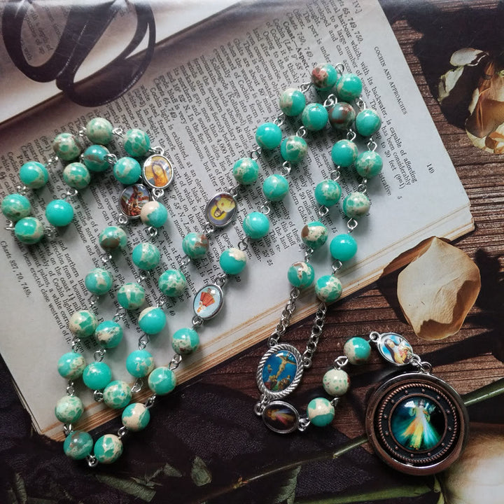 Christianartworkshop Crocifisso e Madonna con Bambino in lega di pietra di serpente verde rotonda da 8 mm Rosario - image 1