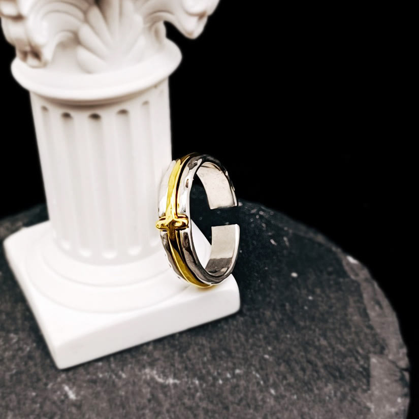 Anello bicolore con croce di benedizione in stile minimalista retrò di Christianartworkshop - image 1