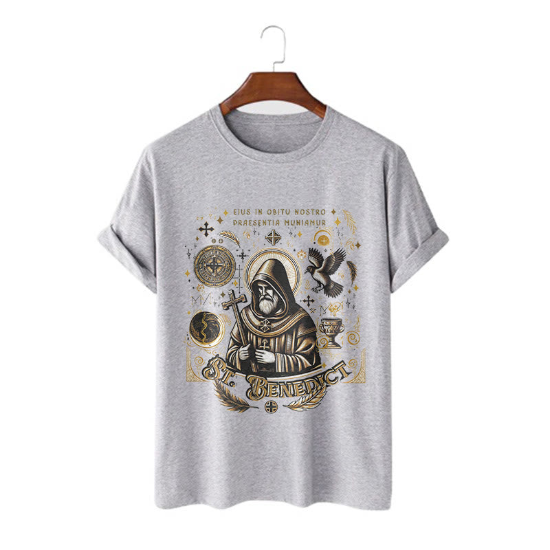 Christianartworkshop Maglietta a maniche corte con grafica della benedizione di San Benedetto in stile classico - Grigio - 2XL - image 16