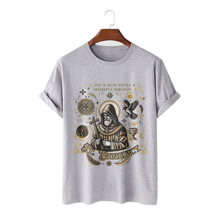Christianartworkshop Maglietta a maniche corte con grafica della benedizione di San Benedetto in stile classico - Grigio - 2XL - image 16