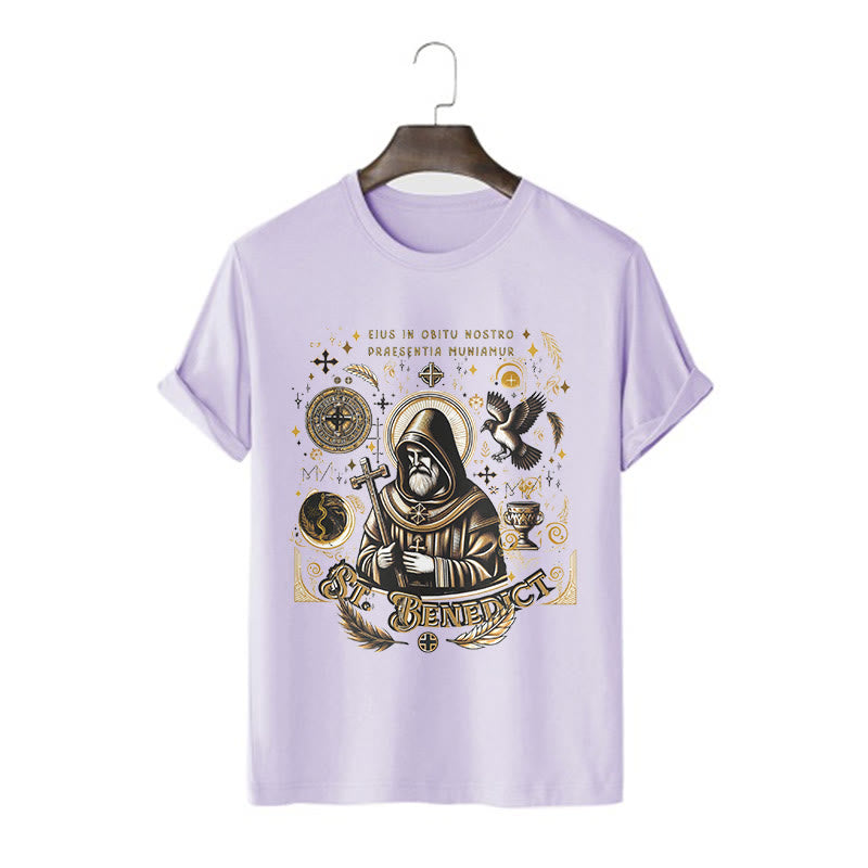 Christianartworkshop Maglietta a maniche corte con grafica della benedizione di San Benedetto in stile classico - Viola - 2XL - image 13