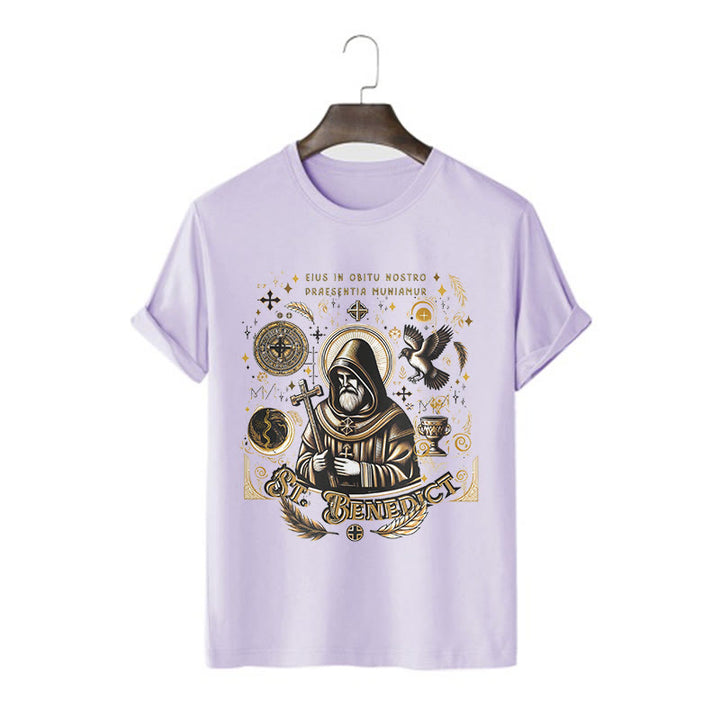 Christianartworkshop Maglietta a maniche corte con grafica della benedizione di San Benedetto in stile classico - Viola - 2XL - image 13