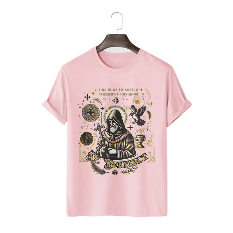 Christianartworkshop Maglietta a maniche corte con grafica della benedizione di San Benedetto in stile classico - Rosa - 2XL - image 11