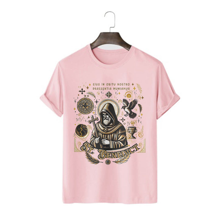 Christianartworkshop Maglietta a maniche corte con grafica della benedizione di San Benedetto in stile classico - Rosa - 2XL - image 11