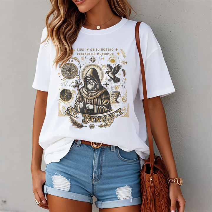 Christianartworkshop Maglietta a maniche corte con grafica della benedizione di San Benedetto in stile classico - image 3