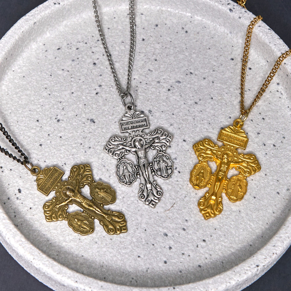 Collana con ciondolo inciso su entrambi i lati, crocifisso del perdono in stile classico Christianartworkshop , 3 colori - image 1