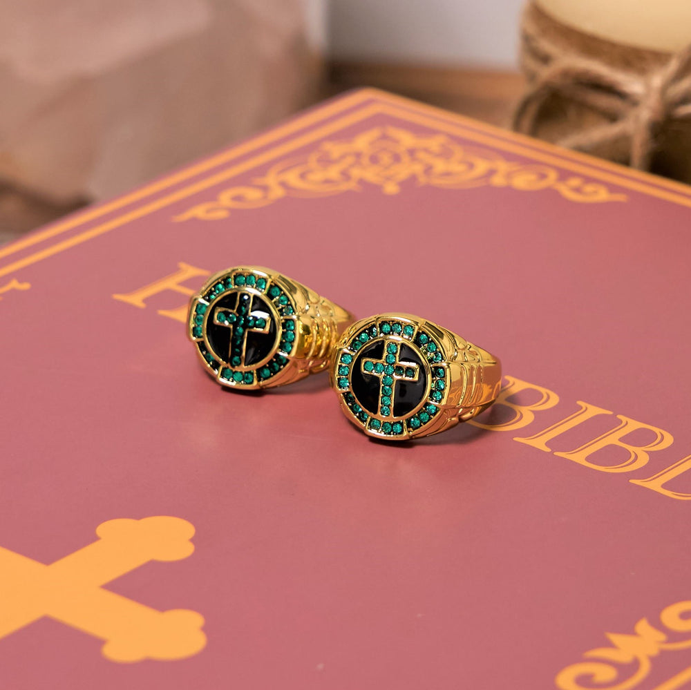 Christianartworkshop Anello in lega dorata con croce e pietre preziose verdi in stile retrò - image 1