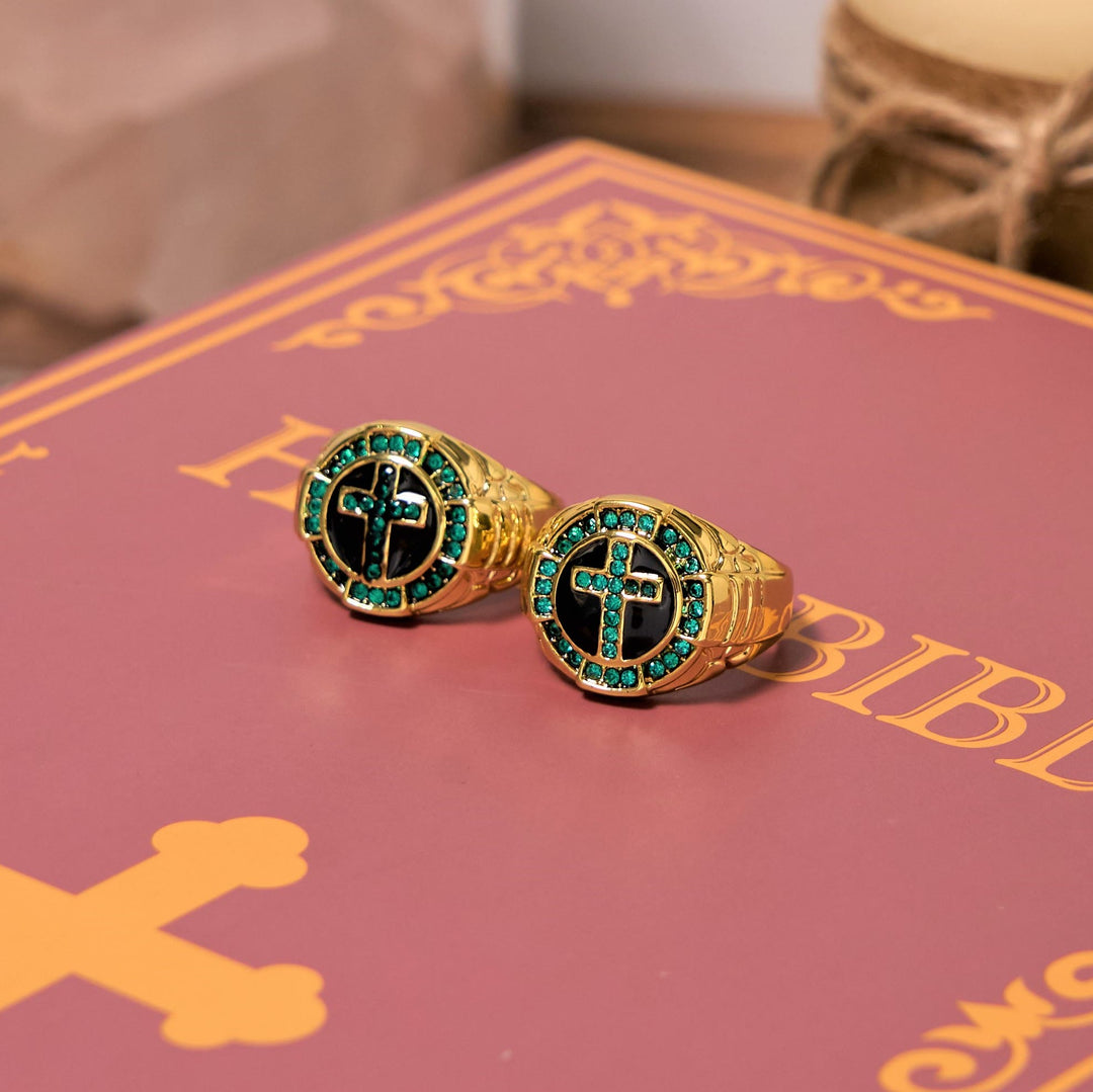 Christianartworkshop Anello in lega dorata con croce e pietre preziose verdi in stile retrò - image 1