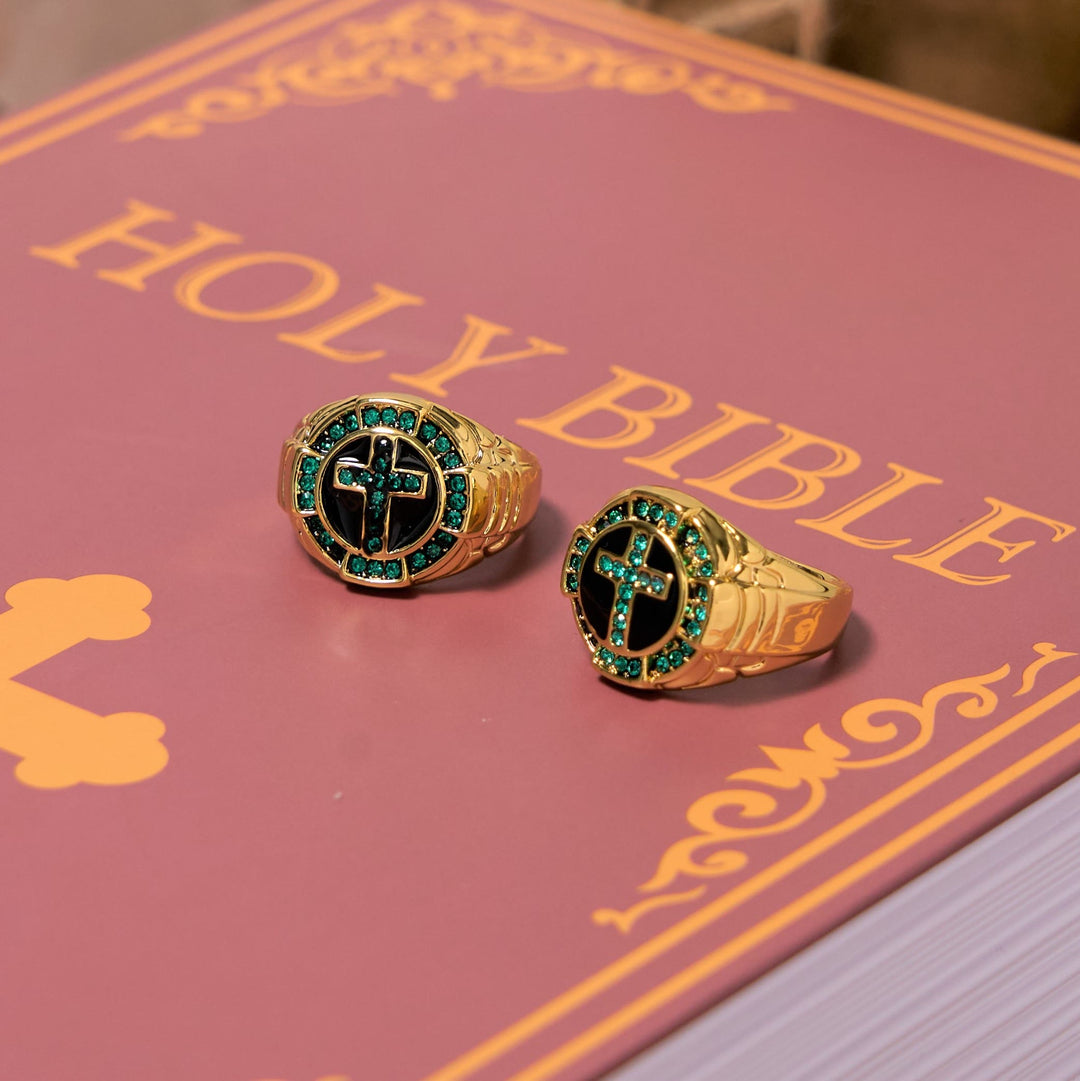 Christianartworkshop Anello in lega dorata con croce e pietre preziose verdi in stile retrò - image 3