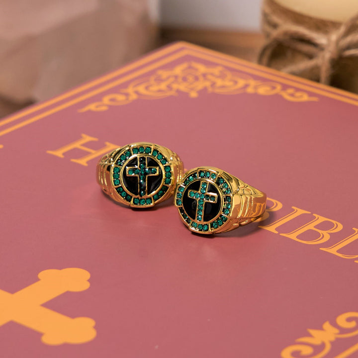 Christianartworkshop Anello in lega dorata con croce e pietre preziose verdi in stile retrò - US13 - image 0