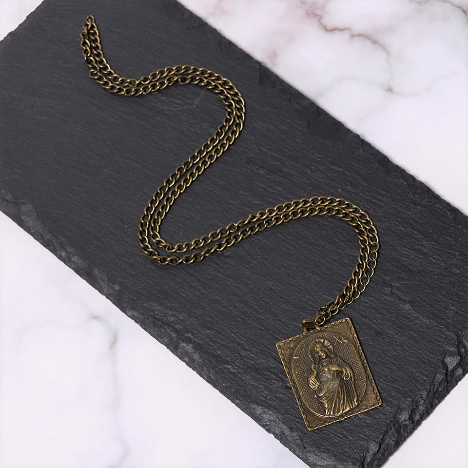 Collana con croce del Sacro Cuore in bronzo scolpito in stile classico europeo di Christianartworkshop - image 2