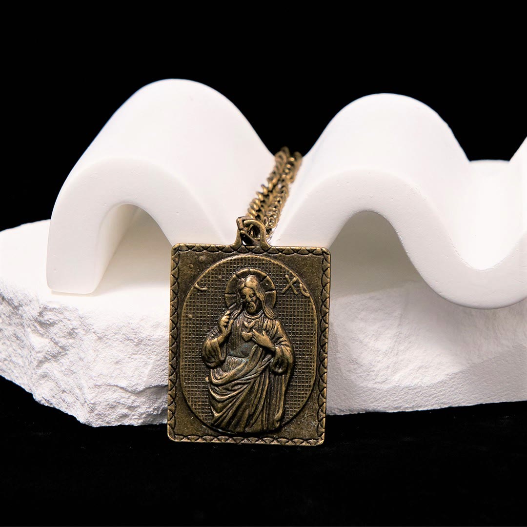 Collana con croce del Sacro Cuore in bronzo scolpito in stile classico europeo di Christianartworkshop - image 1