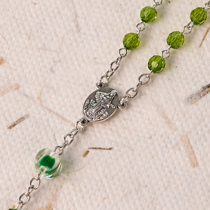 Christianartworkshop Rosario con catena in lega di cristallo verde poliedro da 6 mm con crocifisso e assunzioni della Vergine Maria - image 4