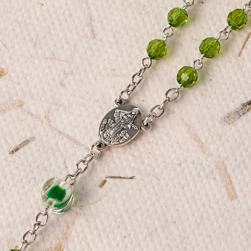 Christianartworkshop Rosario in lega di cristallo verde poliedrico da 6 mm con crocifisso e assunzioni della Vergine Maria - image 4