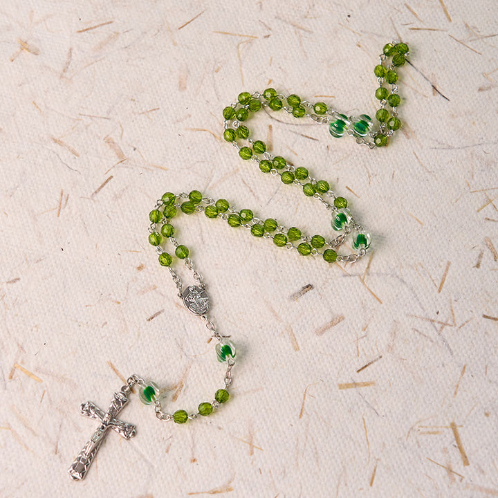 Christianartworkshop Rosario con catena in lega di cristallo verde poliedro da 6 mm con crocifisso e assunzioni della Vergine Maria - image 2