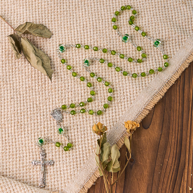 Christianartworkshop Rosario con catena in lega di cristallo verde poliedro da 6 mm con crocifisso e assunzioni della Vergine Maria - Verde - image 0