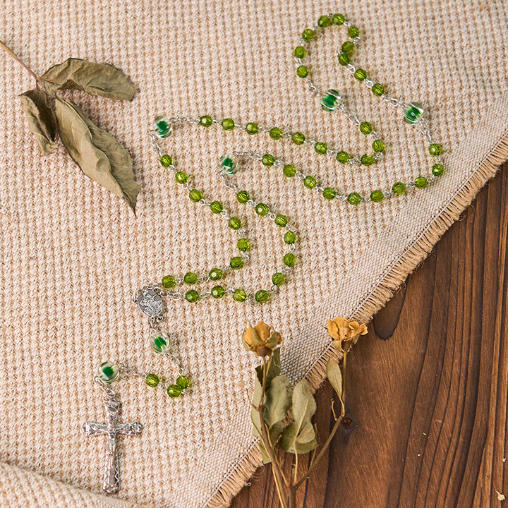 Christianartworkshop Rosario con catena in lega di cristallo verde poliedro da 6 mm con crocifisso e assunzioni della Vergine Maria - Verde - image 0