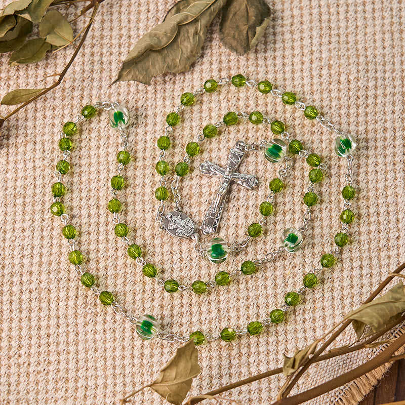 Christianartworkshop Rosario in lega di cristallo verde poliedrico da 6 mm con crocifisso e assunzioni della Vergine Maria - image 1