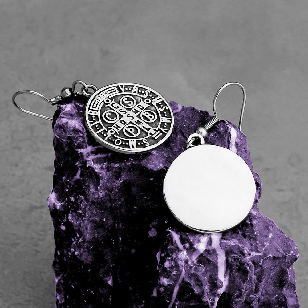 Christianartworkshop Orecchini in stile classico con emblema inciso di San Benedetto e protezione divina - image 1