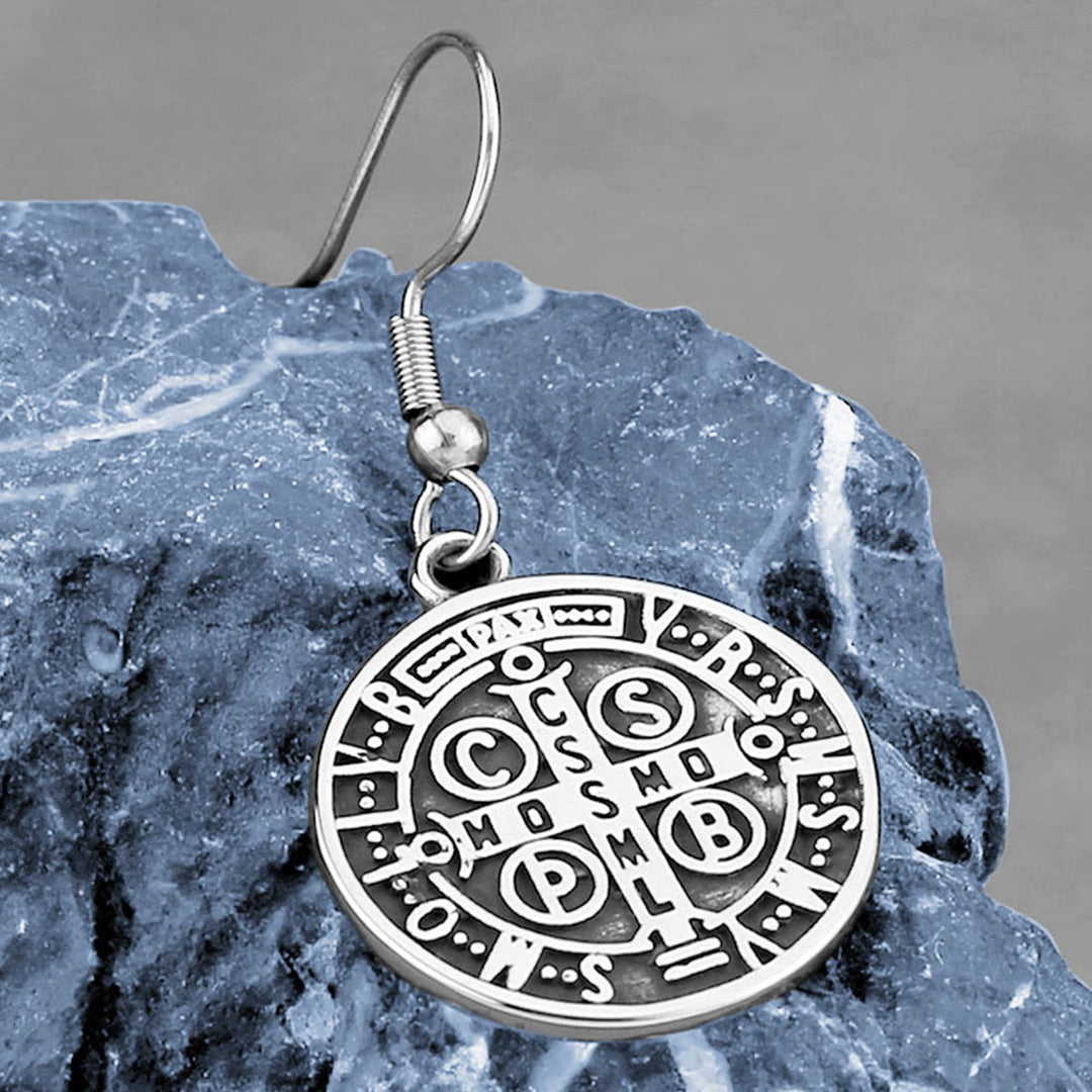 Christianartworkshop Orecchini in stile classico con emblema inciso di San Benedetto e protezione divina - San Benedetto - image 0