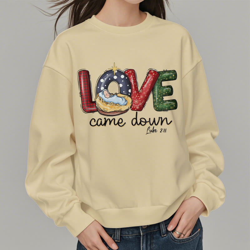 Felpa in poliestere foderata in pile natalizio con scritta "Love Came Down" in stile colorato Christianartworkshop - image 13