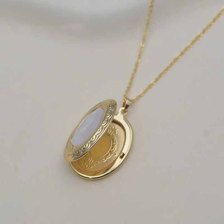 Collana con ciondolo a forma di medaglione di Nostra Signora di Guadalupe in stile classico Christianartworkshop - image 3