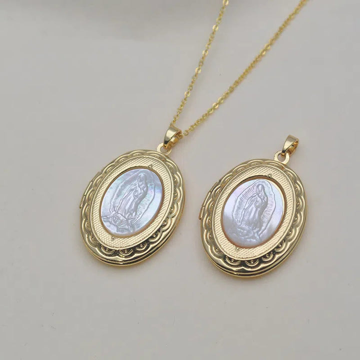 Collana con ciondolo a forma di medaglione di Nostra Signora di Guadalupe in stile classico Christianartworkshop - image 4