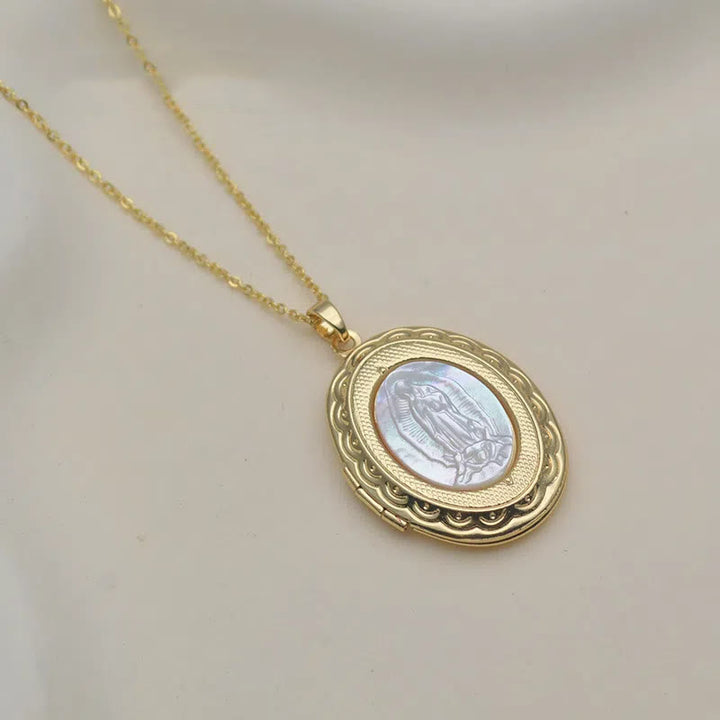 Christianartworkshop Collana con ciondolo a forma di medaglione della Madonna di Guadalupe in stile classico - Nostra Signora di Guadalupe - image 0