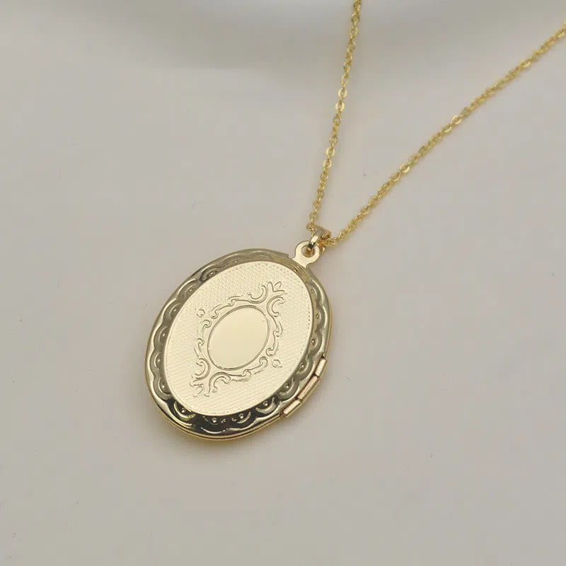 Christianartworkshop Collana con ciondolo a forma di medaglione della Madonna di Guadalupe in stile classico - image 5