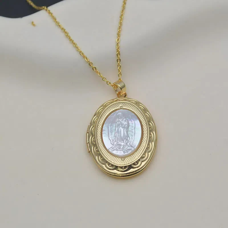 Christianartworkshop Collana con ciondolo a forma di medaglione della Madonna di Guadalupe in stile classico - image 1