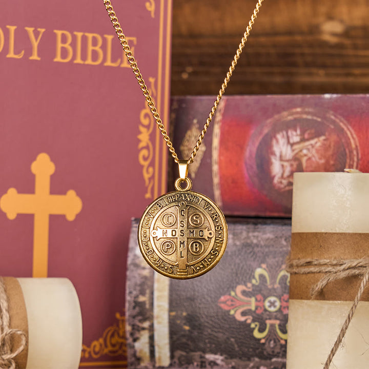 Collana con pendente in stile classico con simbolo di San Benedetto realizzata a mano Christianartworkshop (3 colori) - image 4