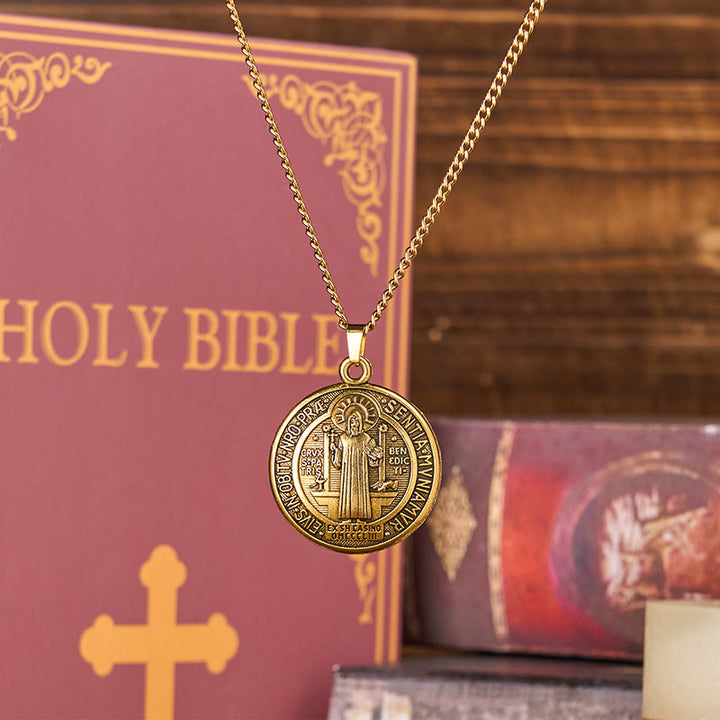 Collana con pendente in stile classico con simbolo di San Benedetto realizzata a mano Christianartworkshop (3 colori) - D'oro - image 3