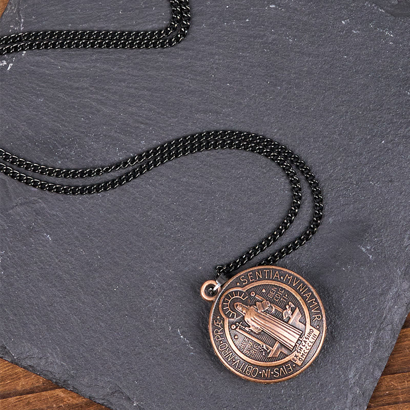 Collana con pendente in stile classico con simbolo di San Benedetto realizzata a mano Christianartworkshop (3 colori) - image 7