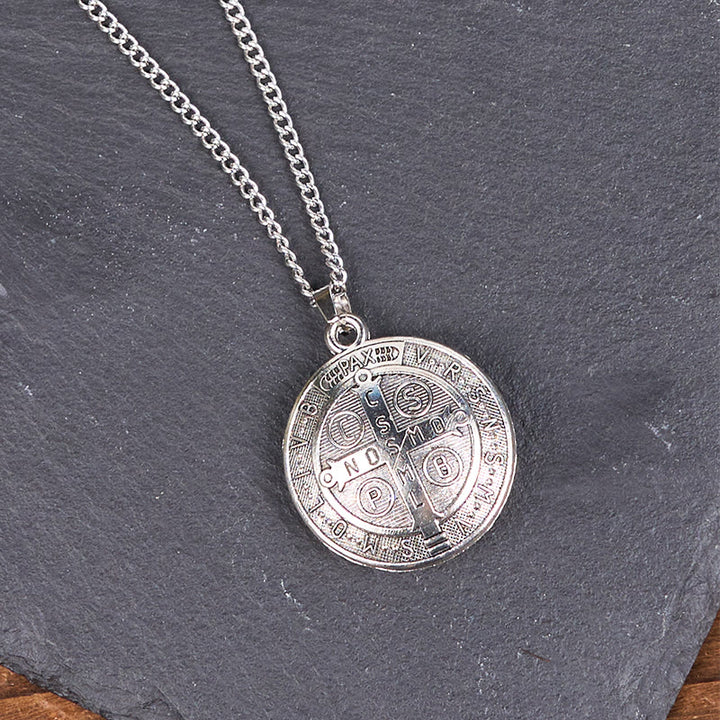 Collana con pendente in stile classico con simbolo di San Benedetto realizzata a mano Christianartworkshop (3 colori) - image 10