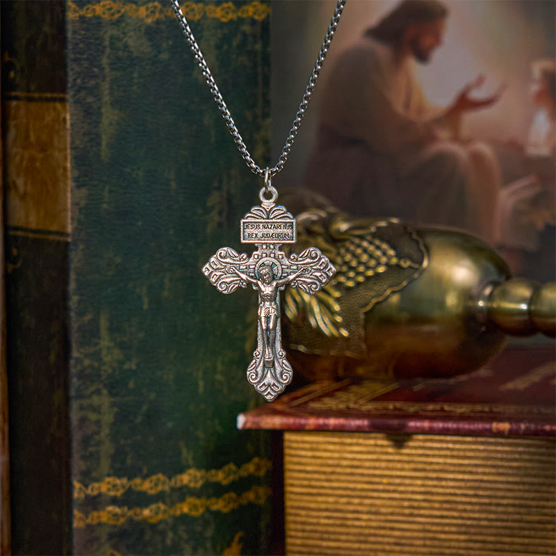 Collana con ciondolo a forma di croce di Gesù realizzata con crocifisso divino in stile classico Christianartworkshop - image 1