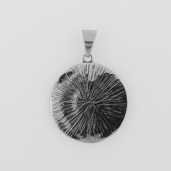 Collana con ciondolo rotondo in stile retrò raffigurante la Madonna e la Vergine Maria Christianartworkshop - image 3