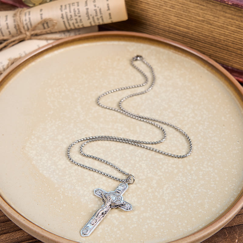 Christianartworkshop Collana con ciondolo in stile retrò con Gesù Crocifisso circondato da angeli, artigianato antico - image 1