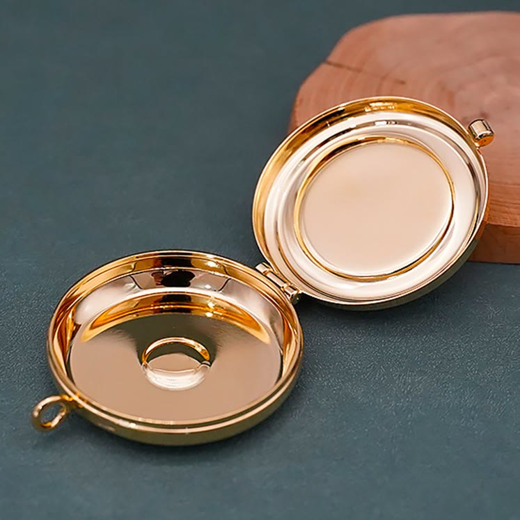 Christianartworkshop Pisside placcata in oro con simbolo Tau – Vaso sacro per la Santa Eucaristia - image 2