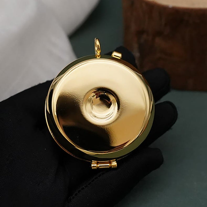 Pisside placcata in oro Christianartworkshop con motivo "Guarda quest'uomo" – Vaso sacro per la Santa Eucaristia - image 3