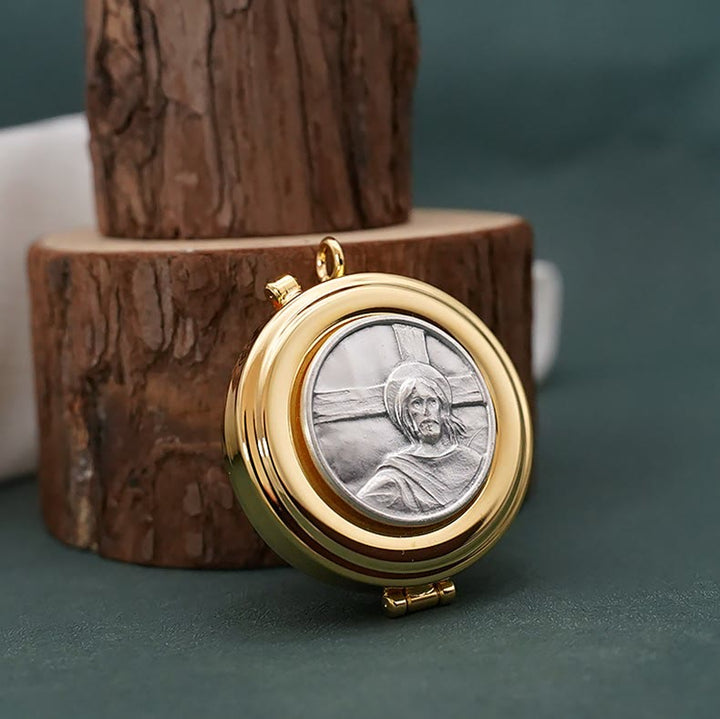 Pisside placcata in oro Christianartworkshop con motivo "Guarda quest'uomo" – Vaso sacro per la Santa Eucaristia - image 1