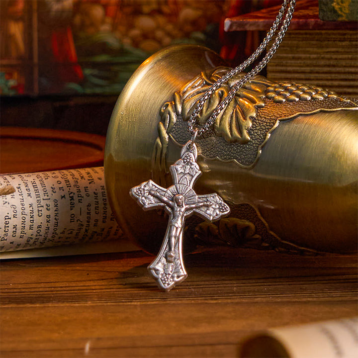 Collana con ciondolo a forma di crocifisso di Gesù con foglie di vite, artigianato esclusivo e motivo retrò Christianartworkshop - Crocifisso - image 0