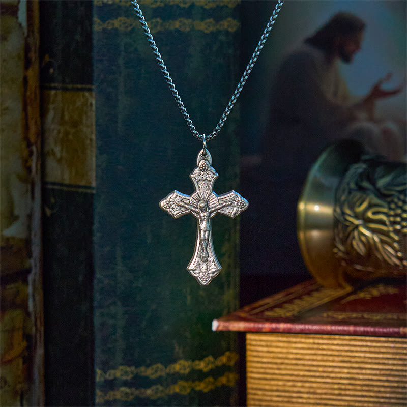 Collana con ciondolo a forma di crocifisso di Gesù con foglie di vite, artigianato esclusivo e motivo retrò Christianartworkshop - image 3