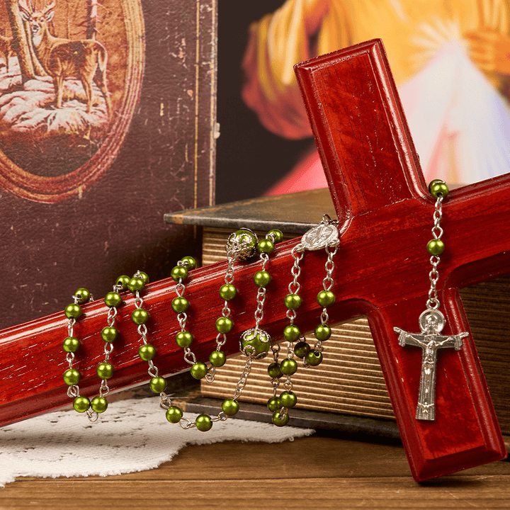 Christianartworkshop Medaglia di San Benedetto e Croce della Trinità con rosario a forma di sfera floreale verde da 6 mm - Medaglia di San Benedetto e Croce della Trinità - image 0