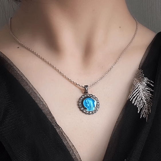 Collana con medaglione in preghiera in argento smaltato antico Christianartworkshop la Vergine Maria - Un ciondolo di devozione ed eleganza - image 2