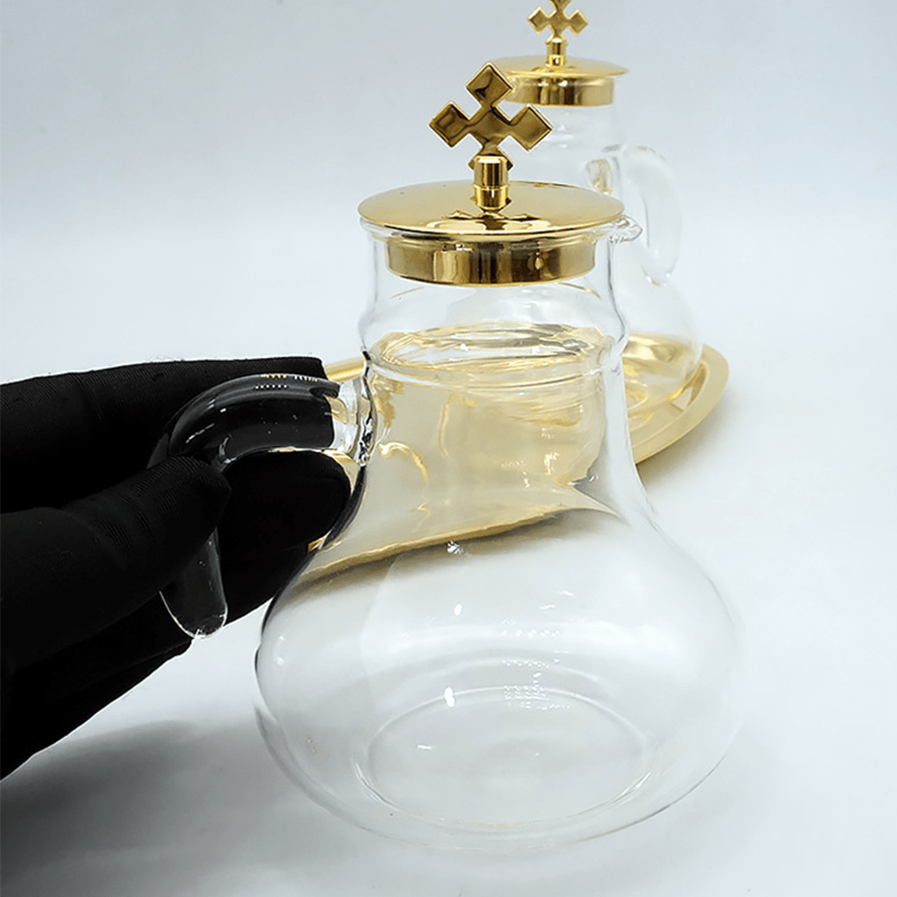 Christianartworkshop Elegante set di ampolle in vetro con finiture in ottone e motivo a croce - Accessori tradizionali per il culto - image 2