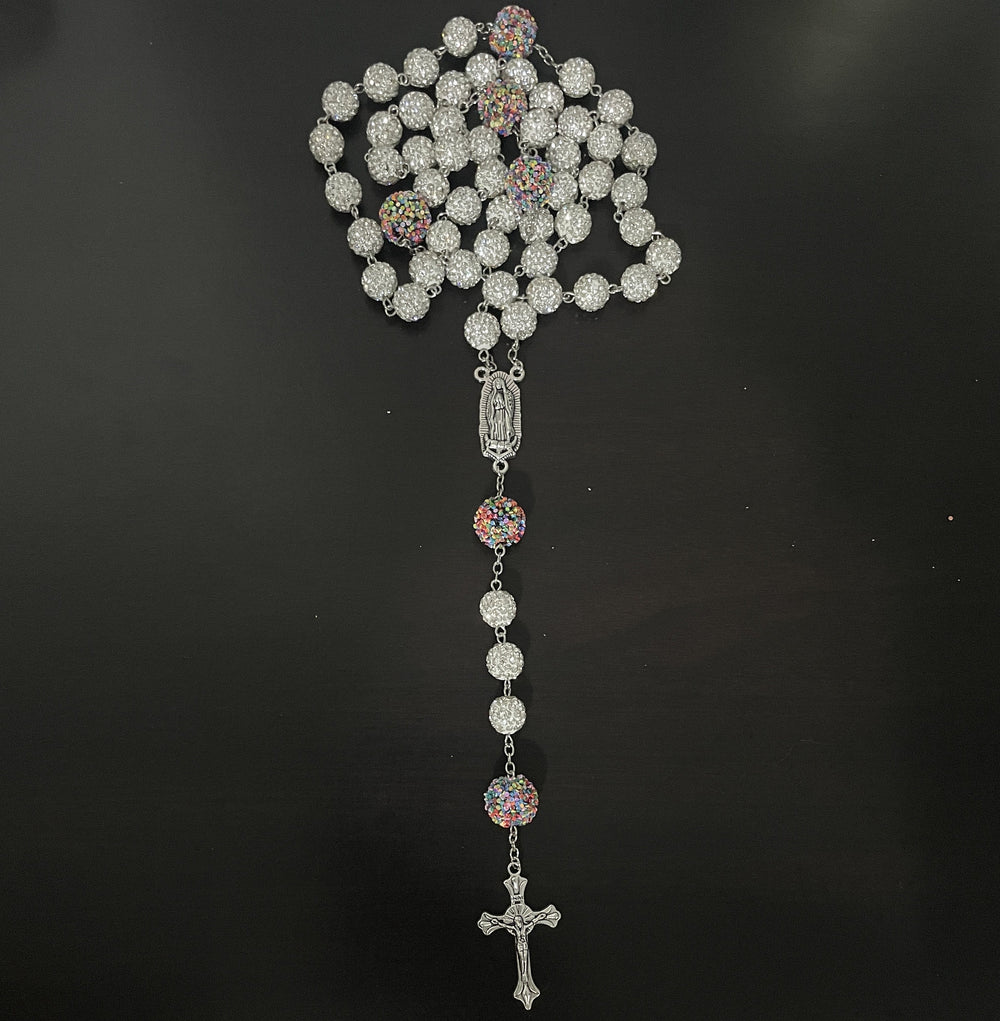 Christianartworkshop Rosario con catena in lega di strass bianchi rotondi da 10 mm con crocifisso e Madonna di Guadalupe - image 1