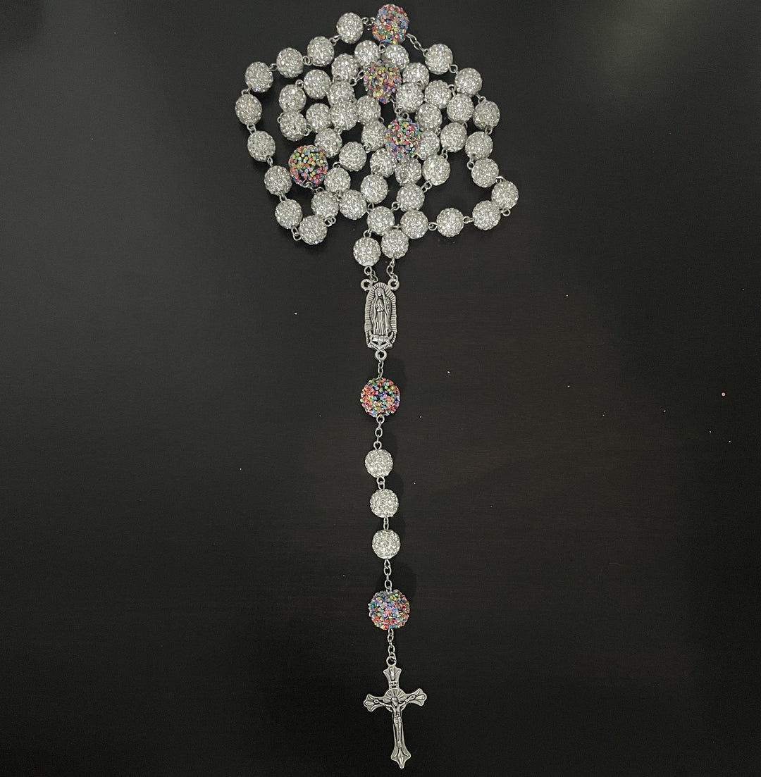 Christianartworkshop Rosario con catena in lega di strass bianchi rotondi da 10 mm con crocifisso e Madonna di Guadalupe - image 1