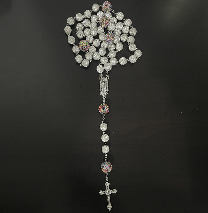 Christianartworkshop Rosario con catena in lega di strass bianchi rotondi da 10 mm con crocifisso e Madonna di Guadalupe - image 1