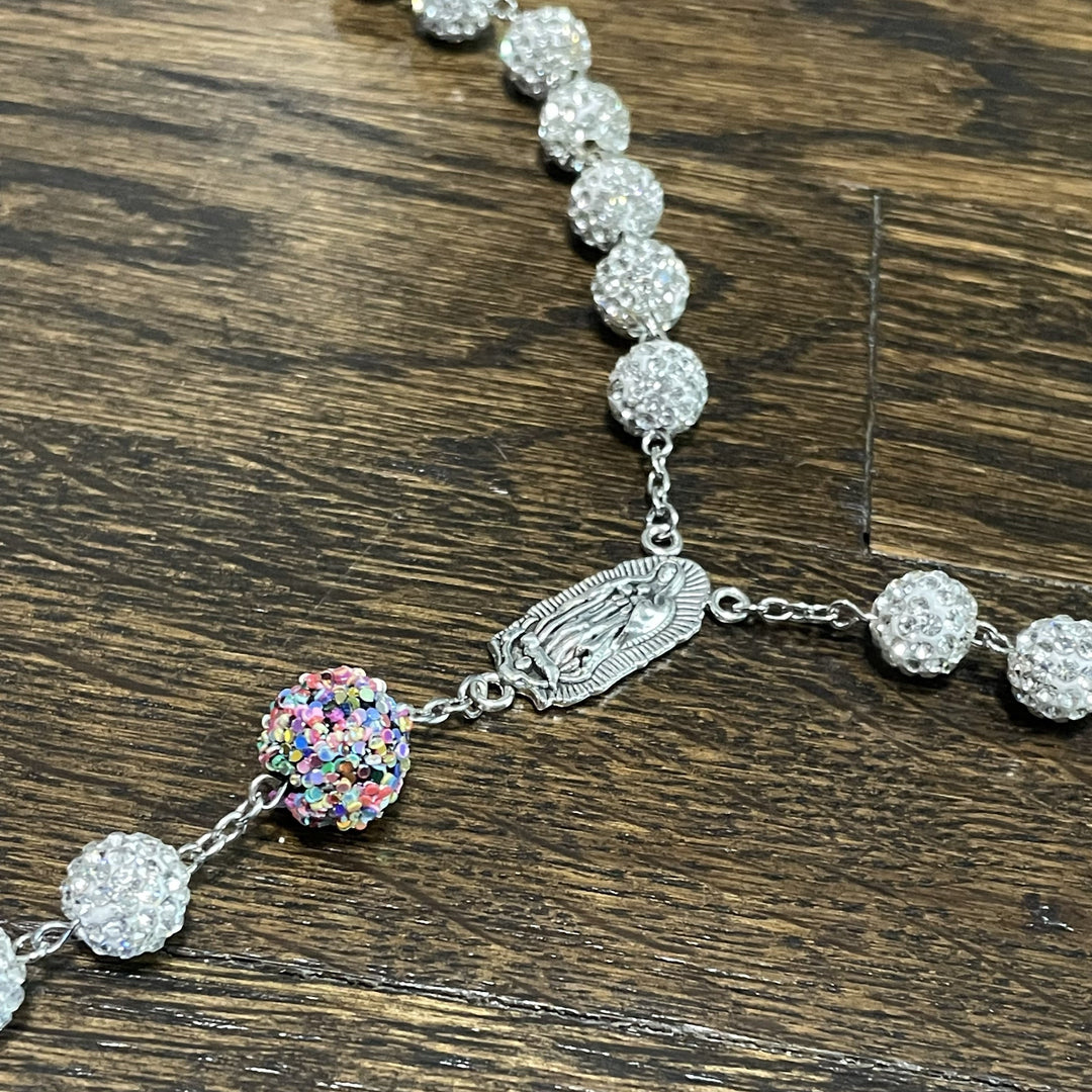 Christianartworkshop Rosario con catena in lega di strass bianchi rotondi da 10 mm con crocifisso e Madonna di Guadalupe - image 3