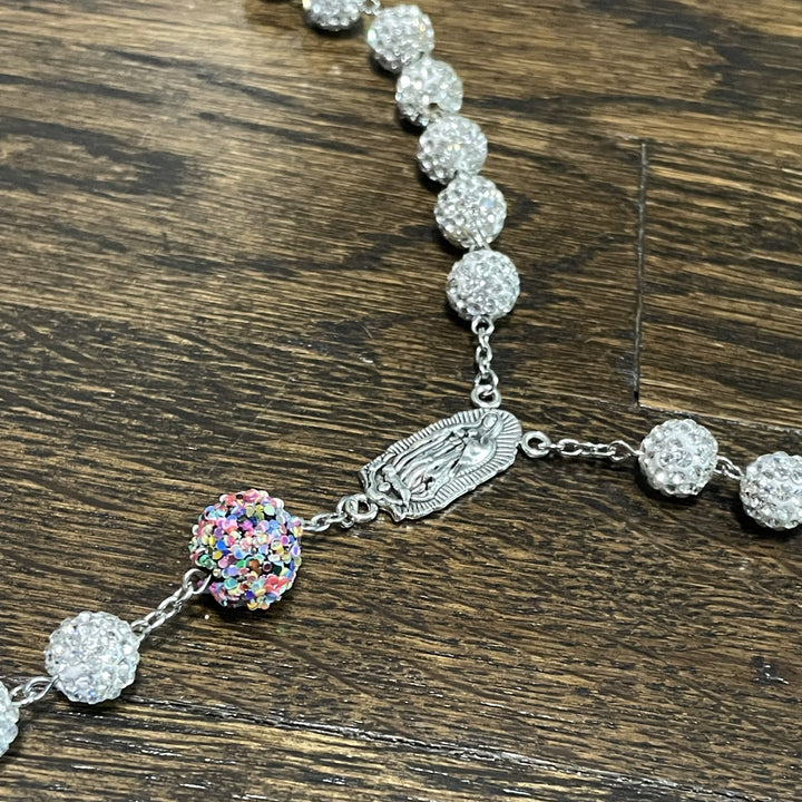 Christianartworkshop Rosario con catena in lega di strass bianchi rotondi da 10 mm con crocifisso e Madonna di Guadalupe - image 3